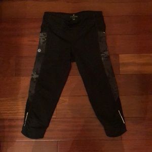 LIKE NEW! Athleta cropped workout leggings